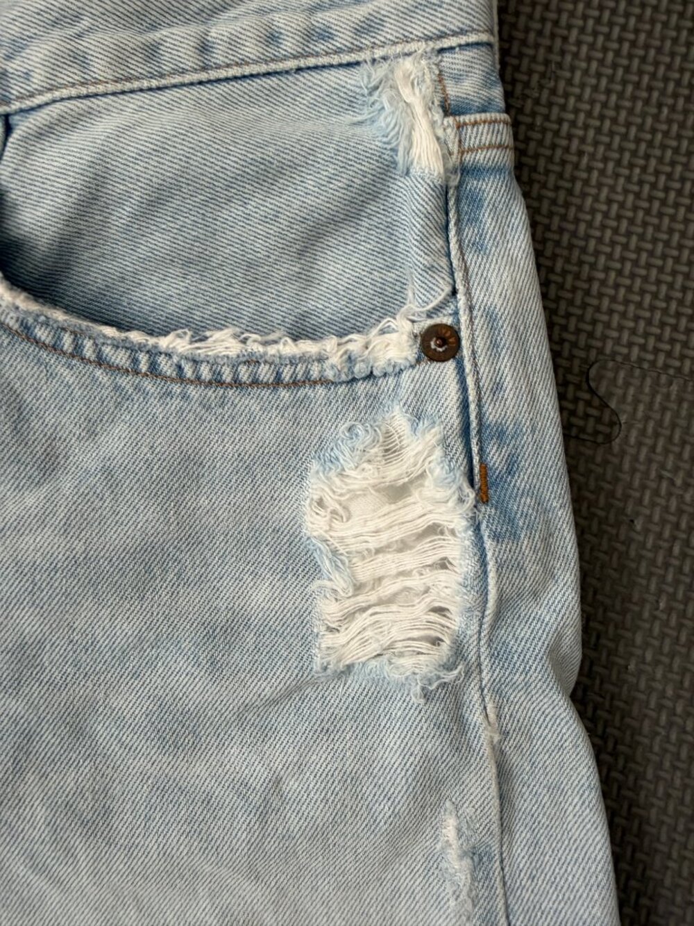 AGOLDE Parker Long Shorts- Light Wash Distressed - 28- MSRP $138 - Picture 5 of 14